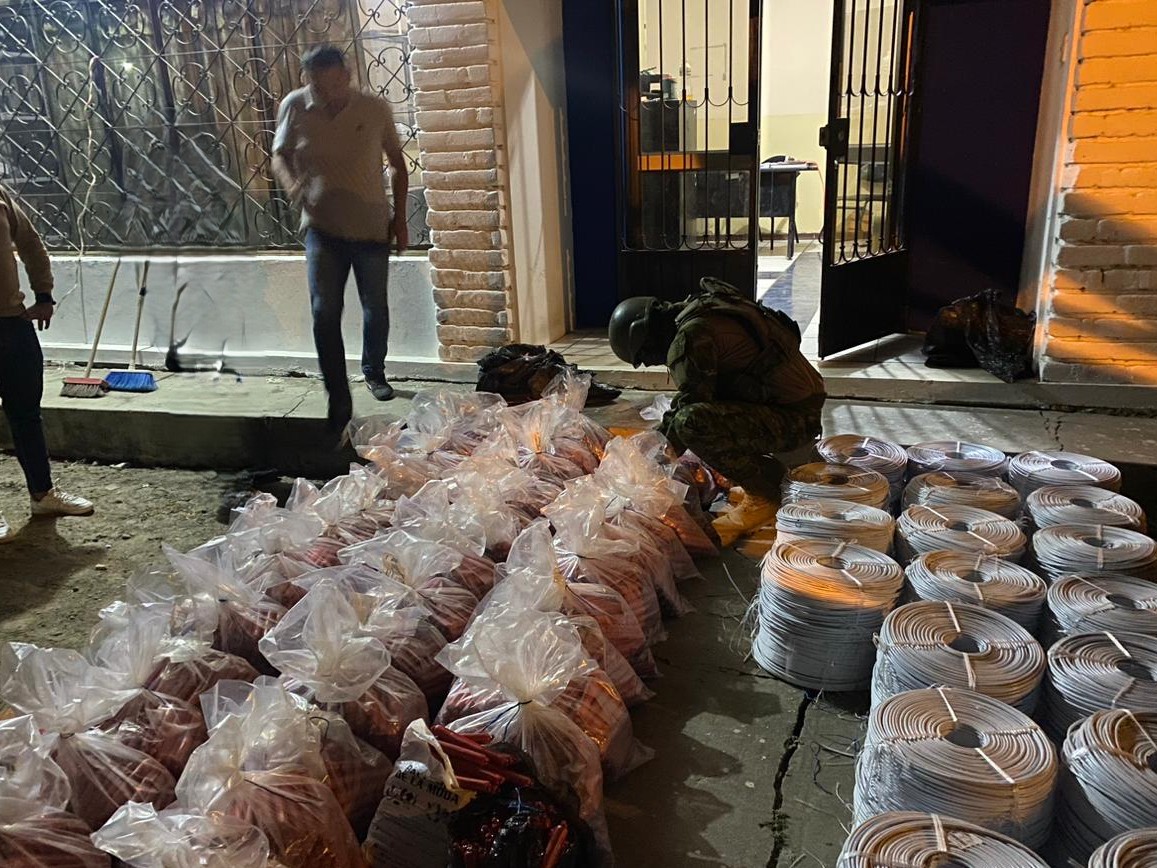 EJERCITO DECOMISA IMPRESIONANTE CANTIDAD DE EXPLOSIVOS EN LOJA.-