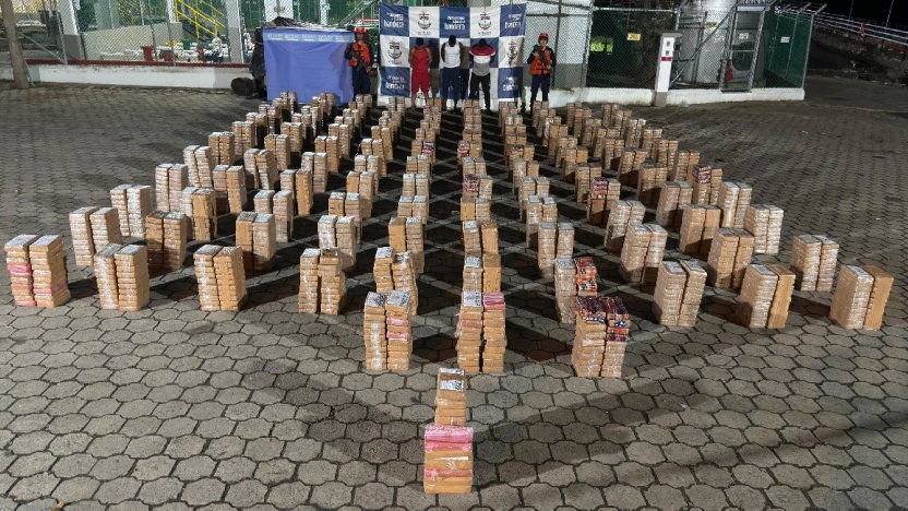 LA ARMADA DE COLOMBIA DETIENE A DOS COLOMBIANOS Y UN ECUATORIANO CON 2.2 TONELADAS DE COCAÍNA.-