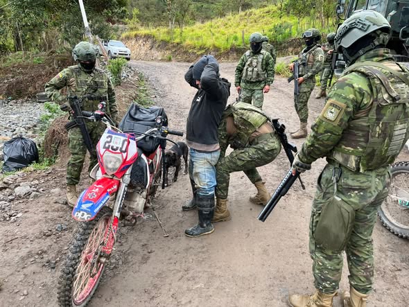 ESTADO DESTINA 1.500 MILITARES PARA REFORZAR OPERACIONES DE CONTROL EN AZUAY DE LA MINERÍA INFORMAL.-