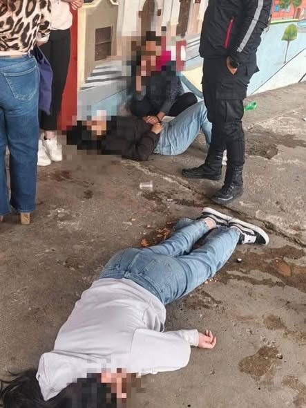 ALTO CONSUMO DE ALCOHOL EN VARIOS LOCALES, BARES Y TIENDAS CERCA A LA UNIVERSIDAD DE CUENCA. 3 MUCHACHAS EN ESTADO ETÍLICO CAUSARON ALARMA.-